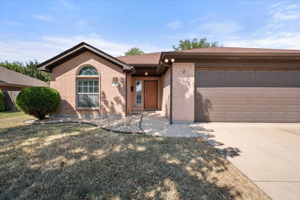 566 Tanglewood Drive, Burleson, TX 76028