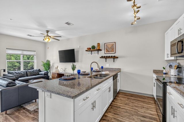 782 Riverfront Pkwy Apt 419, Chattanooga, TN 37402