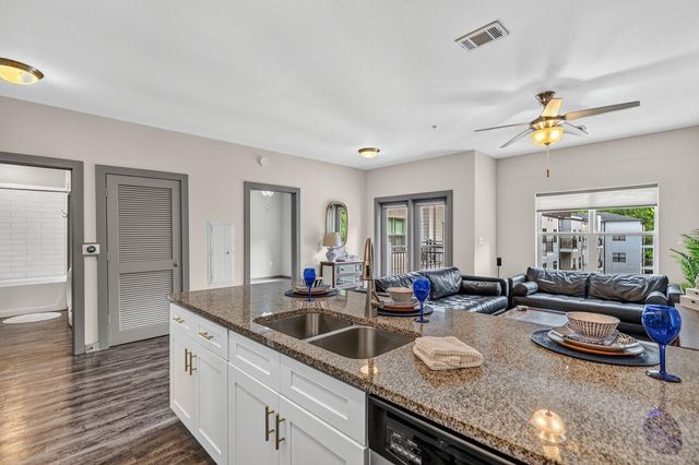 782 Riverfront Pkwy Apt 419, Chattanooga, TN 37402