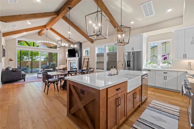 2004 Alegria RD, Austin, TX 78757