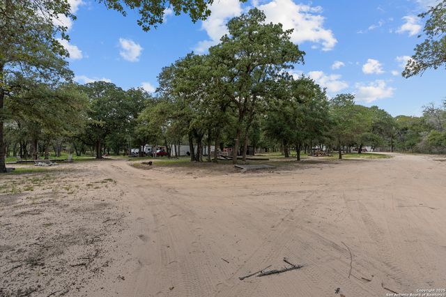 129 Kothmann Rd, La Vernia, TX 78121