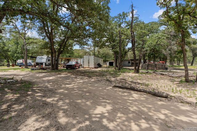 129 Kothmann Rd, La Vernia, TX 78121