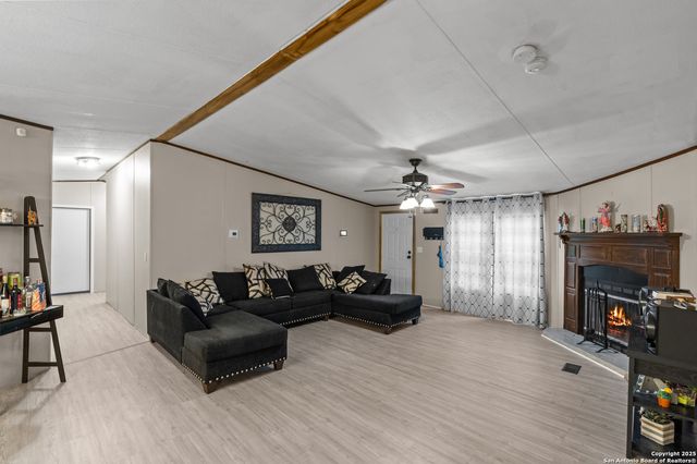 129 Kothmann Rd, La Vernia, TX 78121