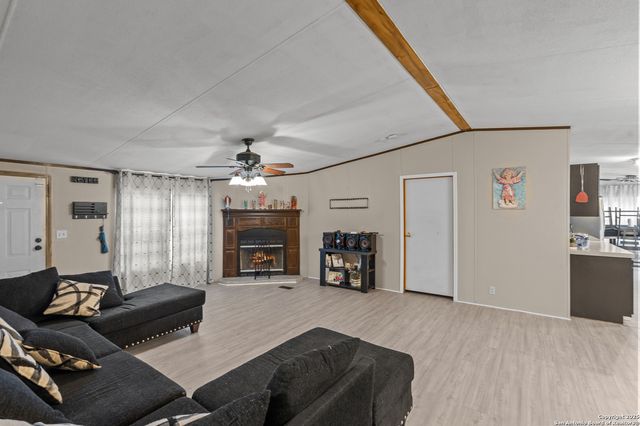 129 Kothmann Rd, La Vernia, TX 78121