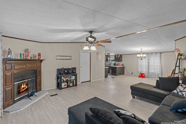 129 Kothmann Rd, La Vernia, TX 78121