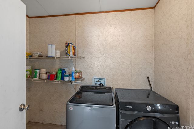 129 Kothmann Rd, La Vernia, TX 78121