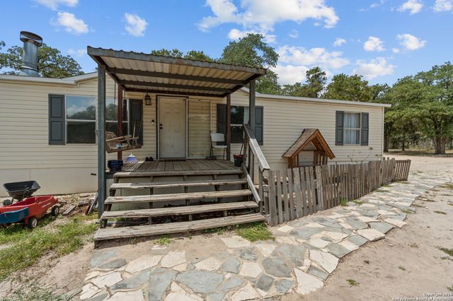 129 Kothmann Rd, La Vernia, TX 78121