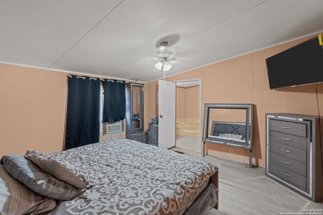 129 Kothmann Rd, La Vernia, TX 78121