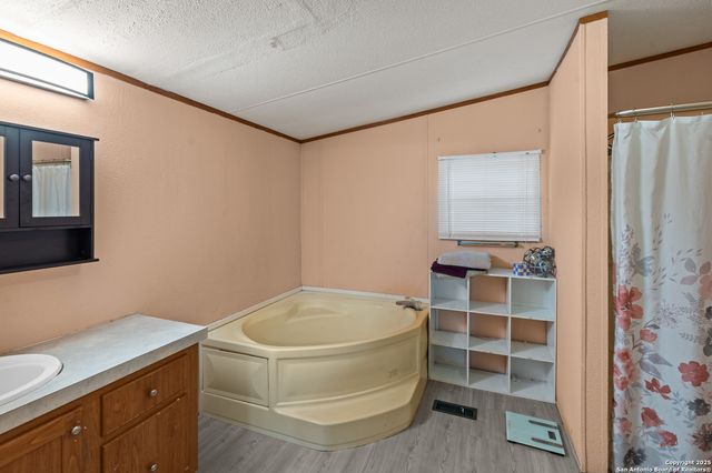 129 Kothmann Rd, La Vernia, TX 78121