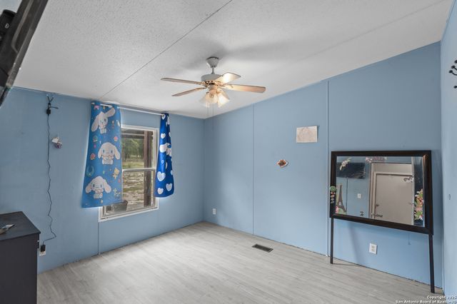 129 Kothmann Rd, La Vernia, TX 78121