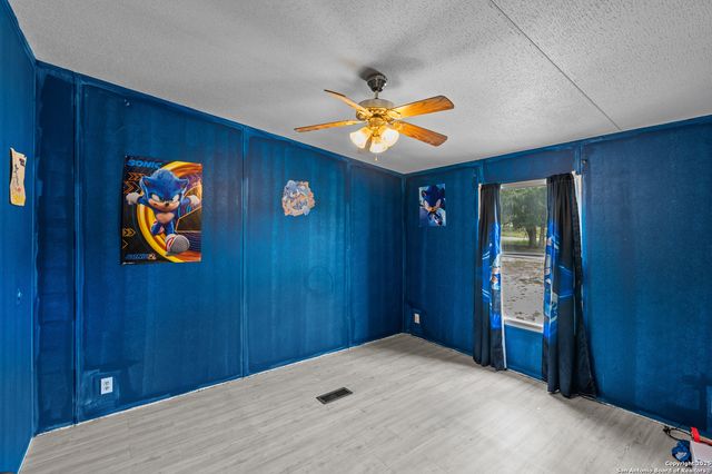 129 Kothmann Rd, La Vernia, TX 78121