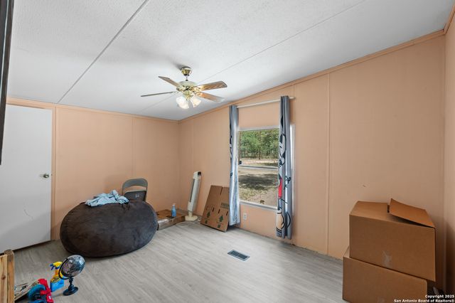 129 Kothmann Rd, La Vernia, TX 78121