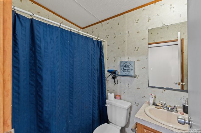 129 Kothmann Rd, La Vernia, TX 78121