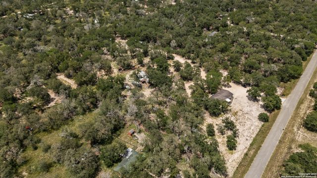 129 Kothmann Rd, La Vernia, TX 78121