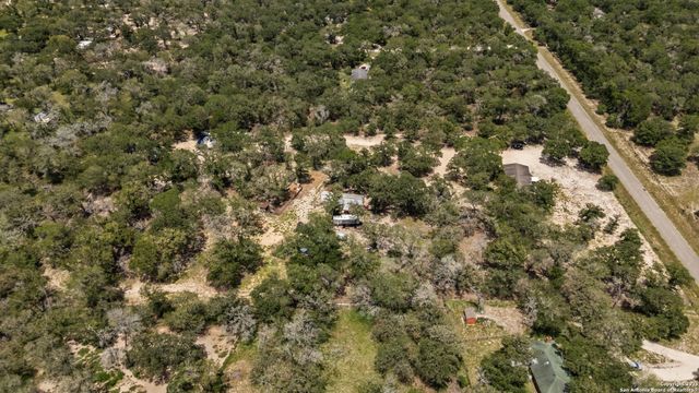 129 Kothmann Rd, La Vernia, TX 78121