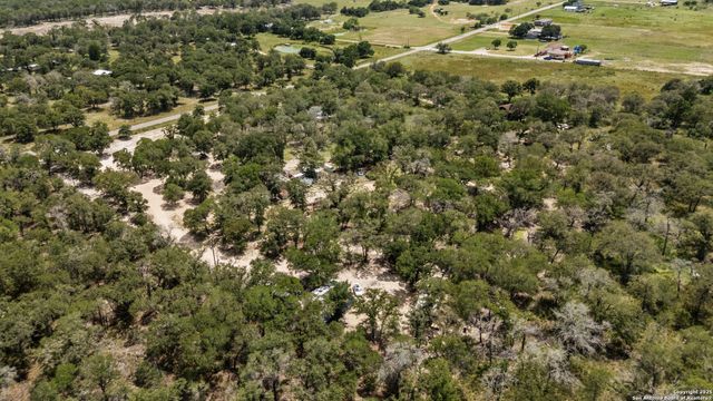 129 Kothmann Rd, La Vernia, TX 78121