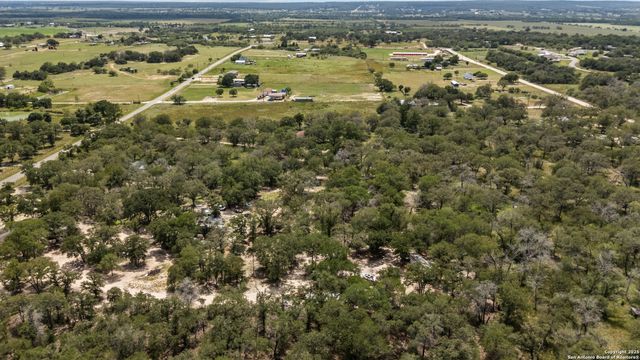 129 Kothmann Rd, La Vernia, TX 78121