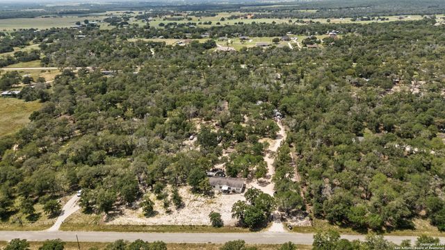 129 Kothmann Rd, La Vernia, TX 78121