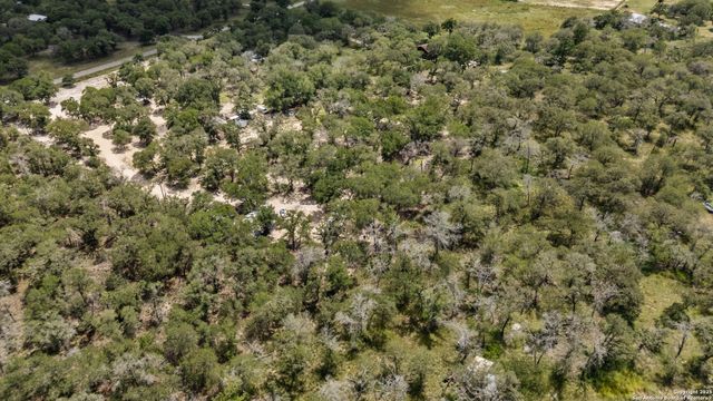 129 Kothmann Rd, La Vernia, TX 78121