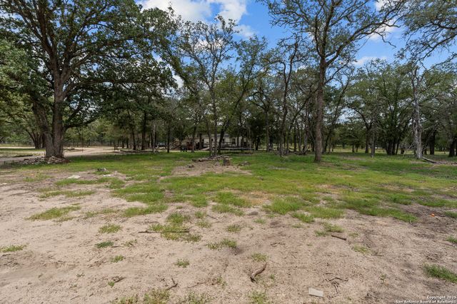 129 Kothmann Rd, La Vernia, TX 78121