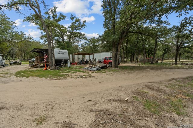 129 Kothmann Rd, La Vernia, TX 78121