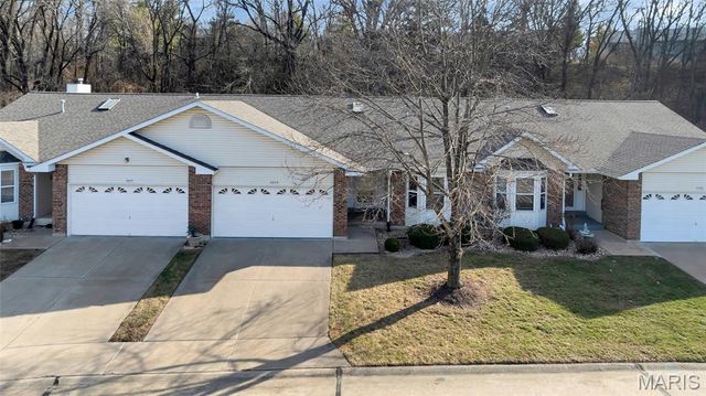 3079 Shady Oak Drive 15B, St Charles, MO 63301