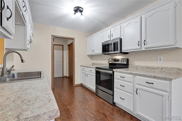 3079 Shady Oak Drive 15B, St Charles, MO 63301