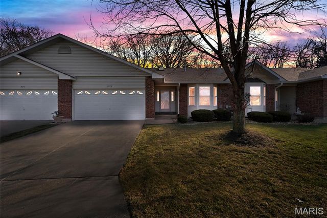 3079 Shady Oak Drive 15B, St Charles, MO 63301