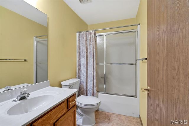 3079 Shady Oak Drive 15B, St Charles, MO 63301