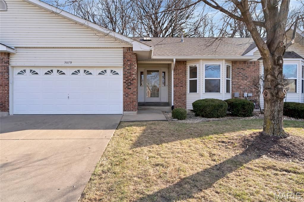 3079 Shady Oak Drive 15B, St Charles, MO 63301