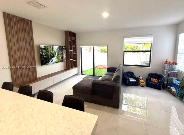 9286 W 33rd Ln, Hialeah, FL 33018