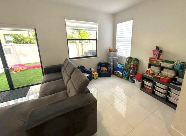 9286 W 33rd Ln, Hialeah, FL 33018