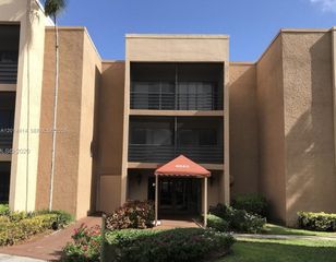 4040 N Hills Dr 20, Hollywood, FL 33021