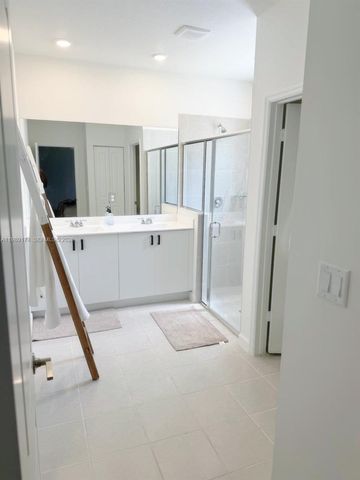 2402 SE 30th St, Homestead, FL 33035