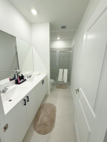 2402 SE 30th St, Homestead, FL 33035