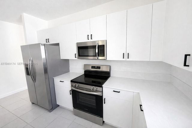 2402 SE 30th St, Homestead, FL 33035