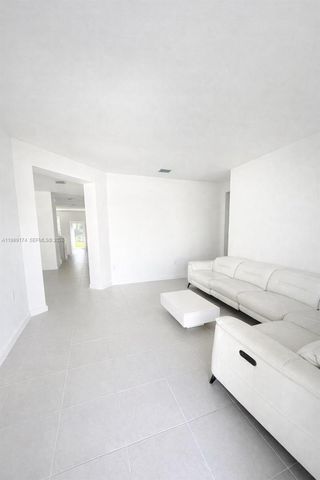 2402 SE 30th St, Homestead, FL 33035