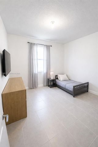 2402 SE 30th St, Homestead, FL 33035