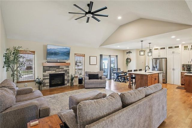 594 N Oakwood Lane, Tonganoxie, KS 66086