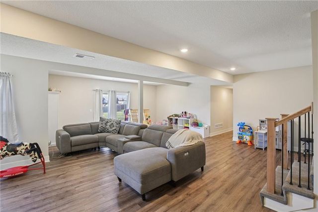 594 N Oakwood Lane, Tonganoxie, KS 66086