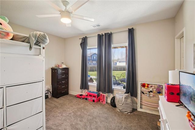 594 N Oakwood Lane, Tonganoxie, KS 66086