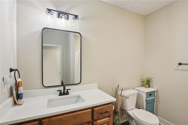 594 N Oakwood Lane, Tonganoxie, KS 66086