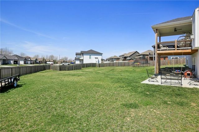 594 N Oakwood Lane, Tonganoxie, KS 66086