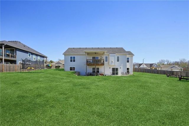 594 N Oakwood Lane, Tonganoxie, KS 66086