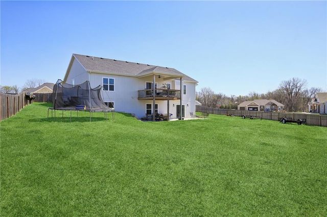 594 N Oakwood Lane, Tonganoxie, KS 66086