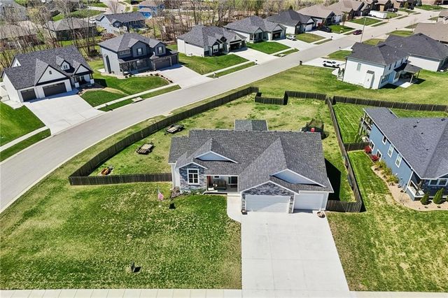594 N Oakwood Lane, Tonganoxie, KS 66086