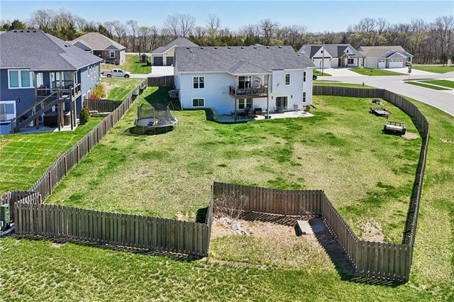 594 N Oakwood Lane, Tonganoxie, KS 66086