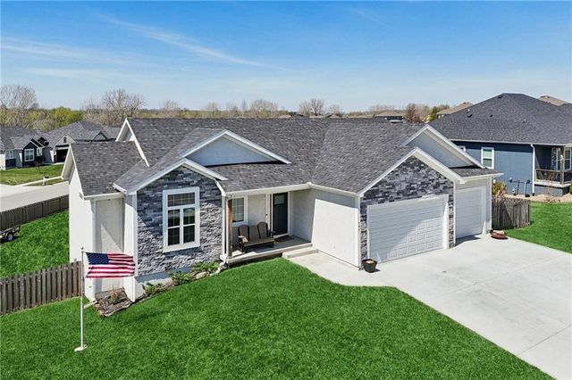 594 N Oakwood Lane, Tonganoxie, KS 66086