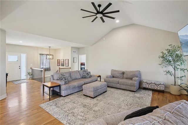 594 N Oakwood Lane, Tonganoxie, KS 66086