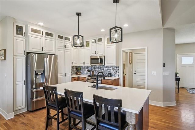 594 N Oakwood Lane, Tonganoxie, KS 66086